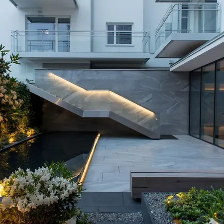 August Γκντίνια